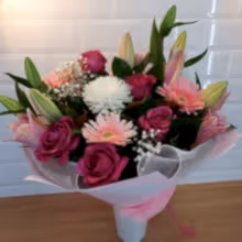 Load image into Gallery viewer, Pink and White Mixed seasonal bouquet - Gold Coast City Florist
