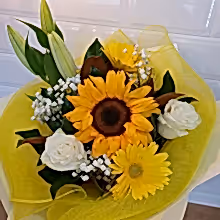 Load image into Gallery viewer, Yellow and white seasonal bouquet - Gold Coast City Florist

